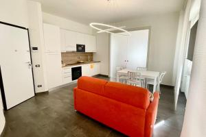 un soggiorno con divano arancione e tavolo di Appartamento Letizia a Prato