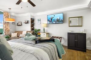 Ένα ή περισσότερα κρεβάτια σε δωμάτιο στο Luxury Beachfront Studio - Private Balcony with Ocean View - Heated Pool - Hot Tub - Tiki Bar - Sauna