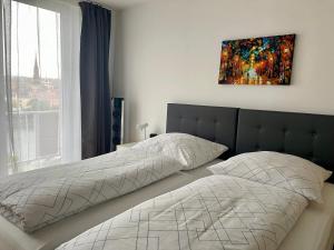 1 dormitorio con 2 camas y un cuadro en la pared en Etzel Ferienwohnung (Main Riverview) en Würzburg