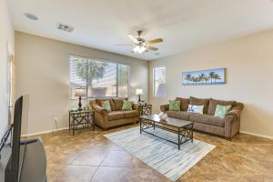uma sala de estar com 2 sofás e uma ventoinha de tecto em Maricopa Vacation Rental with Covered Patio! em Maricopa