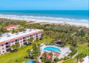 een luchtzicht op een hotel en het strand bij Beach Side complex B23 1 Bed 1 Bath w/Heated Pool in St. Augustine