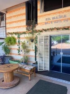 una mesa y un banco fuera de un edificio en Pousada Verdes Flores, en Brasilia