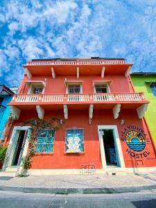 ein rotes Gebäude mit Graffiti nebeneinander in der Unterkunft La Viduka Hostel in Cartagena de Indias