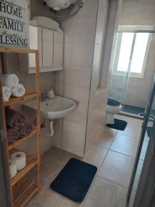 ein Bad mit einem Waschbecken und einem WC in der Unterkunft MB SEA VIEW Apartment in St Paul's Bay