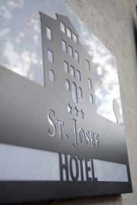 Un certificat, premiu, logo sau alt document afișat la Hotel St. Josef