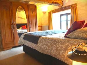 1 dormitorio con cama y ventana grande en La Fagne Fleurie Les Myrtilles en Les Camomilles en Vielsalm