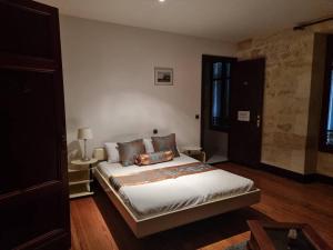 sypialnia z łóżkiem w pokoju w obiekcie FSP château julie w mieście Virsac