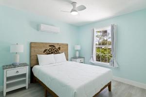 - une chambre avec un lit blanc et une fenêtre dans l'établissement Superb Bonita Springs Residence Near Downtown, à Bonita Springs