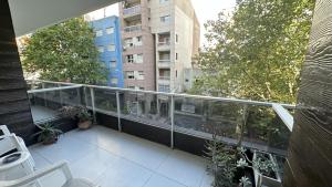 un balcón vacío con plantas en un edificio en Encanto Costero Hola Sur en Mar del Plata
