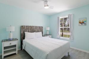 Katil atau katil-katil dalam bilik di Superb Bonita Springs Residence Near Downtown