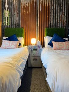 2 Betten nebeneinander in einem Zimmer in der Unterkunft Watergate YARD in Sleaford
