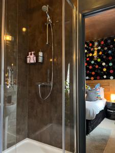 uma casa de banho com um chuveiro e uma porta de vidro em Watergate YARD em Sleaford