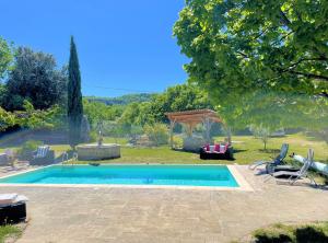 a swimming pool in a yard with a gazebo at CHRIS LE VERGER in Saignon