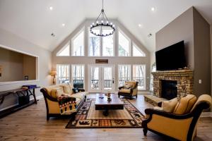 a living room filled with furniture and a fireplace at Blue Sky in Hood
