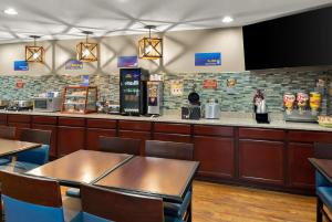 a fast food restaurant with tables and a bar at Best Western Lakewood Inn in Hebron