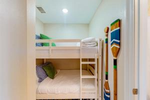 Una pequeña habitación con literas. en Tranquil Harbour 103: Casa Del Mar, en Mexico Beach 16 fotos más