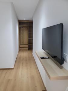 ein Wohnzimmer mit einem Flachbild-TV an der Wand in der Unterkunft Eden Room SCH in Rabat