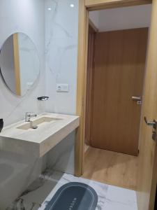 een badkamer met een wastafel en een spiegel bij Eden Room SCH in Rabat