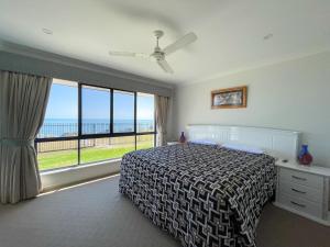 - une chambre avec un lit et une vue sur l'océan dans l'établissement Seahaven - Toogoom- Beachfront- 3BR- Aircon- Not Pet Friendly, à Toogoom