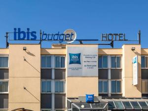 a hotel sign on the side of a building at ibis budget Antony Massy rénové 2024 in Antony