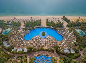 eine Luftansicht eines Resorts mit Pool in der Unterkunft Atlantis, The Palm in Dubai