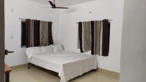 Postel nebo postele na pokoji v ubytování Trinayani Lodge