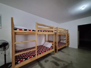 um quarto com 2 beliches num quarto em MICS Paradise Resort em Arayat