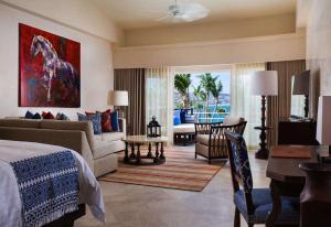 1 dormitorio con 1 cama y sala de estar en One&Only Palmilla en San José del Cabo