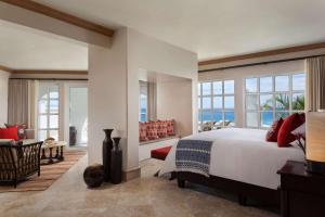 1 dormitorio con cama y vistas al océano en One&Only Palmilla, en San José del Cabo