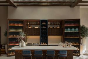 Ο χώρος του lounge ή του μπαρ στο Bab Al Shams, A Rare Finds Desert Resort, Dubai