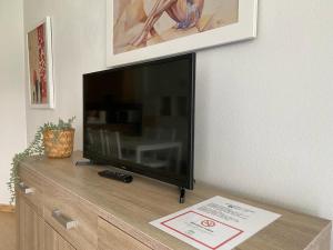 a flat screen tv sitting on top of a dresser at Apartamentos Benal Beach Group in Benalmádena