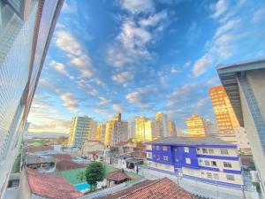 uma vista para o horizonte da cidade com edifícios em Pé na areia praia da Guilhermina II na Praia Grande