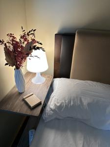 Katil atau katil-katil dalam bilik di City Haven: Modern Condo Retreat