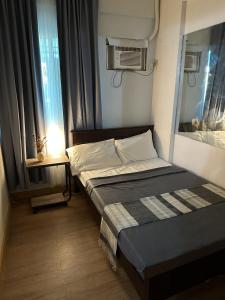 Katil atau katil-katil dalam bilik di City Haven: Modern Condo Retreat