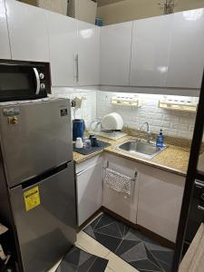 Dapur atau dapur kecil di City Haven: Modern Condo Retreat