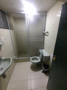 La salle de bains est pourvue d'une douche, de toilettes et d'un lavabo. dans l'établissement HOTEL BS, à Nemocón