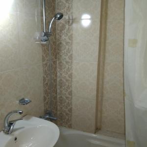 ein Bad mit einer Dusche und einem Waschbecken in der Unterkunft عمان الجاردنز خلف بن العميد in Amman