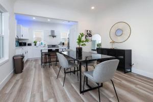 a kitchen and dining room with a table and chairs at Modern 3BR Luxury House with Jacuzzi in Los Angeles