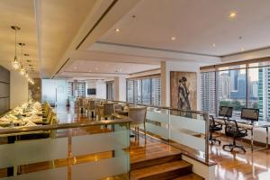 Sheraton Grand Panama في مدينة باناما: غرفة طعام مع طاولات وكراسي ونوافذ