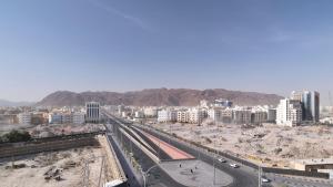 vistas a una ciudad con una autopista y edificios en InterContinental Dar Al Hijra Madinah, an IHG Hotel, en Medina