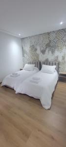 duas camas num quarto com lençóis brancos em Eden Room SCH em Rabat