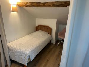 Un pat sau paturi într-o cameră la LA CHEVRIÈRE EN PERIGORD