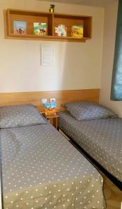 2 camas individuais num quarto com em Mobil-home Le cocon em Canet-en-Roussillon