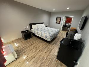 una camera d'albergo con letto e TV di Motel 6 Englewood a Englewood