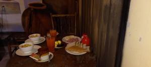einen Tisch mit Speisen und Getränken in der Unterkunft La Leyenda in Copacabana