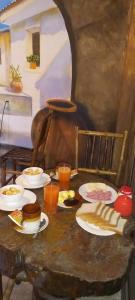 uma pintura de uma mesa com pratos de comida e bebidas em La Leyenda em Copacabana