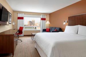 Postel nebo postele na pokoji v ubytování Four Points by Sheraton Regina + 3 fotografie