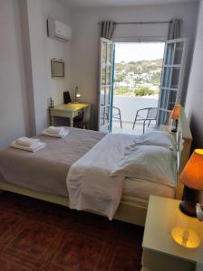 מיטה או מיטות בחדר ב-Armiriki sea view Guest home @Batsi Andros