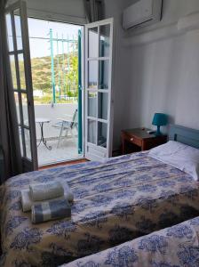 מיטה או מיטות בחדר ב-Armiriki sea view Guest home @Batsi Andros