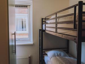 1 dormitorio con 2 literas y ventana en Westergeest, en Uitgeest